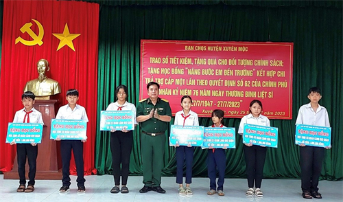 Ban CHQS huyện Xuyên Mộc tặng sổ tiết kiệm cho gia đình chính sách