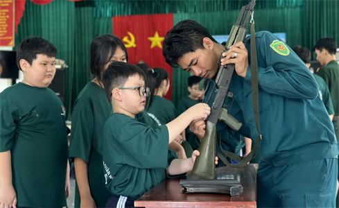 Gần 40 học sinh tham gia chương trình “Trải nghiệm quân ngũ”