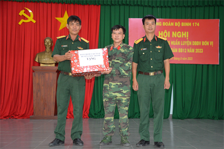 Huyện Châu Thành, tỉnh Tây Ninh thăm, tặng quà quân nhân dự bị