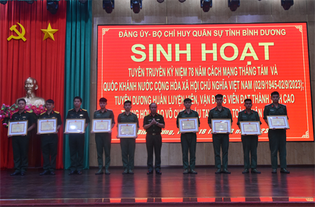Bộ CHQS tỉnh Bình Dương khen thưởng huấn luyện viên, vận động viên xuất sắc