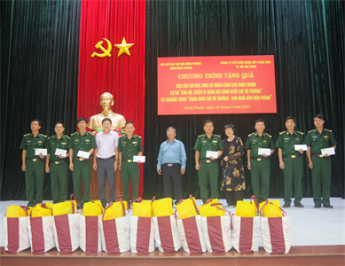 Bộ đội biên phòng Bình Phước trao 130 phần quà nâng bước em tới trường