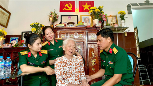 Ban CHQS thành phố Vũng Tàu thăm, tặng quà Mẹ Việt Nam anh hùng nhân ngày Quốc khánh 2-9