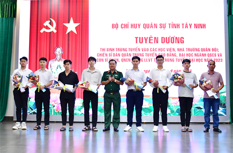 Bộ CHQS tỉnh Tây Ninh tuyên dương học sinh trúng tuyển các học viện, nhà trường Quân đội