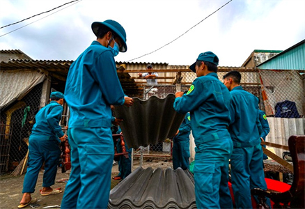 LLVT huyện Châu Thành, tỉnh Long An giúp dân khắc phục hậu quả lốc xoáy