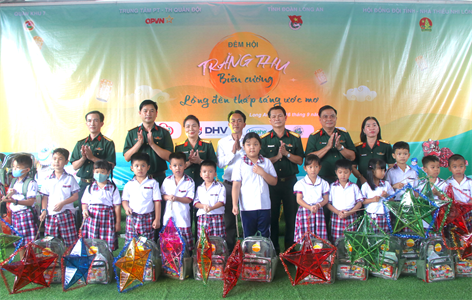 Mang Trung thu đến trẻ em vùng biên giới Long An
