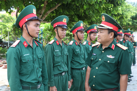 Thiếu tướng Trần Vinh Ngọc thăm, kiểm tra các đơn vị đóng quân tại huyện Phú Quý