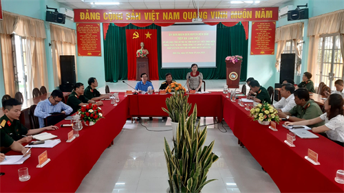Bộ CHQS tỉnh Tây Ninh và Sở Nội vụ giám sát việc thực hiện phong trào thi đua tại huyện Bến Cầu