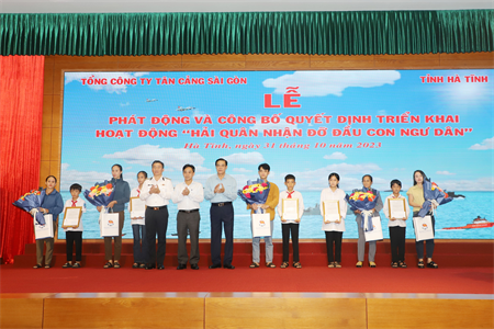 Hải quân Việt Nam nhận đỡ đầu con ngư dân mồ côi cha tại Hà Tĩnh