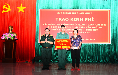 Cục Chính trị Quân khu trao kinh phí xây nhà “Tình nghĩa quân-dân” tặng gia đình chiến sĩ khó khăn về nhà ở