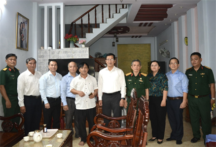 Lãnh đạo Quận 12 thăm, tặng quà các đơn vị Quân đội đóng quân trên địa bàn