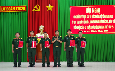 Lữ đoàn 26 công bố quyết định sáp nhập và tổ chức lại Phòng Hậu cần – Kỹ thuật.