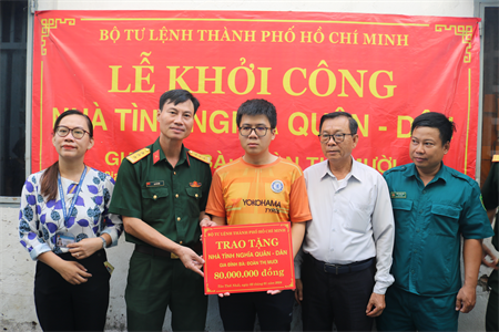 Ban CHQS Quận 12 trao tặng kinh phí xây dựng nhà tình nghĩa quân dân