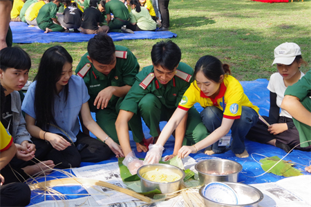 Trung đoàn Gia Định tổ chức hoạt động “gói bánh tét – lan tỏa yêu thương”