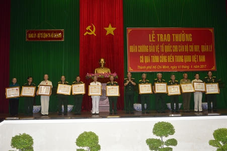 TP Hồ Chí Minh trao tặng Huân chương bảo vệ Tổ quốc cho 147 cán bộ