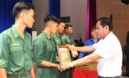 Huyện Bàu Bàng, tỉnh Bình Dương tuyên dương quân nhân hoàn thành nghĩa vụ quân sự
