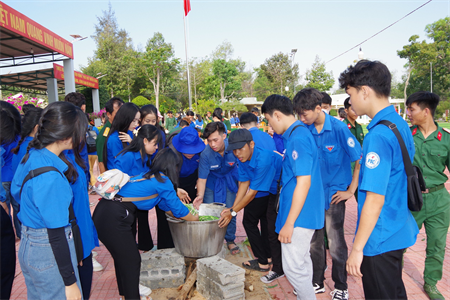 Rộn ràng hội thi gói bánh chưng