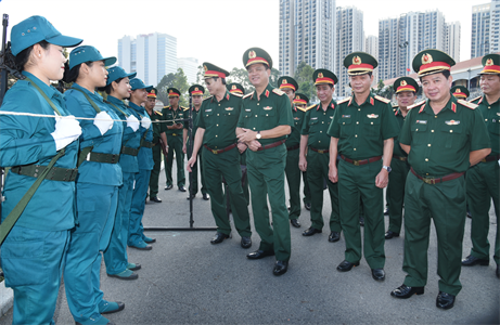 Tư lệnh Quân khu kiểm tra khối nữ tham gia diễu binh, diễu hành kỷ niệm 70 năm chiến thắng Điện Biên Phủ