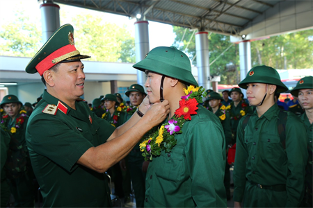 Trung tướng Nguyễn Trường Thắng, Tư lệnh Quân khu 7 dự Lễ giao, nhận quân tại thành phố Tân Uyên, tỉnh Bình Dương