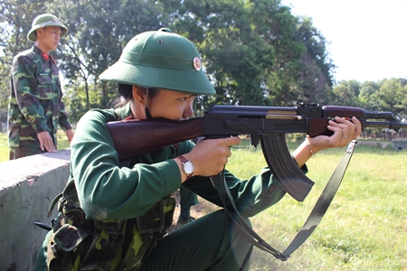 Nữ tân binh trên bệ bắn
