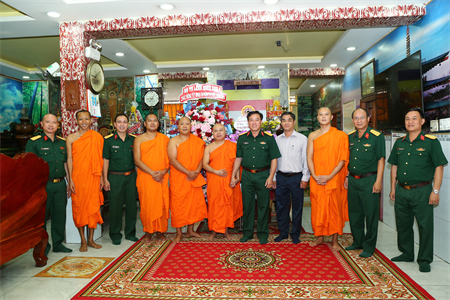 Bộ Tư lệnh Quân khu 7 chúc Tết cổ truyền Chol Thnam Thmay Chùa Candaransi và Chùa Pothiwong