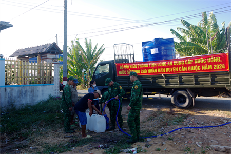 Những chuyến xe nghĩa tình quân dân chở nước sạch đến bà con vùng hạn, mặn