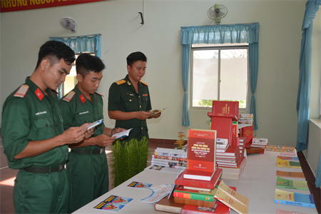 Đại đội trưởng trách nhiệm, gương mẫu