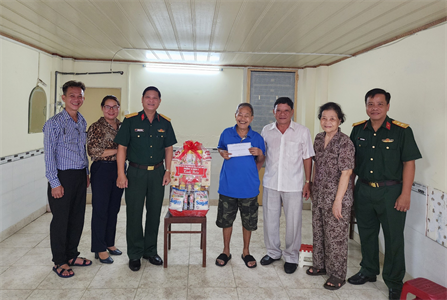 Quận 3 thăm, tặng quà thương binh, bệnh binh nhân dịp kỷ niệm 77 năm Ngày Thương binh-Liệt sĩ