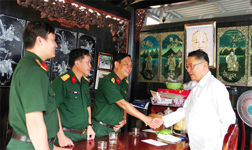 Thủ trưởng Bộ CHQS tỉnh Bình Dương thăm, tặng quà các đồng chí nguyên lãnh đạo Bộ CHQS tỉnh