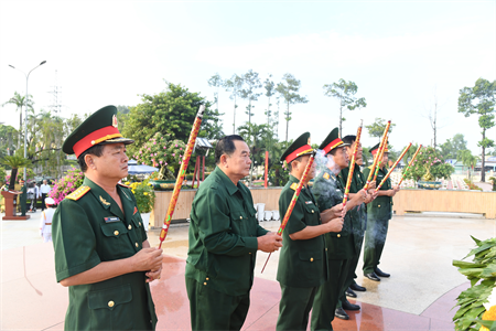 LLVT tỉnh Long An viếng nghĩa trang liệt sĩ