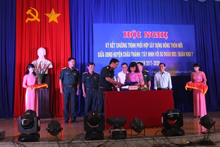 Hội nghị ký kết chương trình phối hợp xây dựng nông thôn mới giữa UBND Huyện Châu Thành (Tây Ninh) và Sư đoàn Bộ Binh 5 Quân khu 7