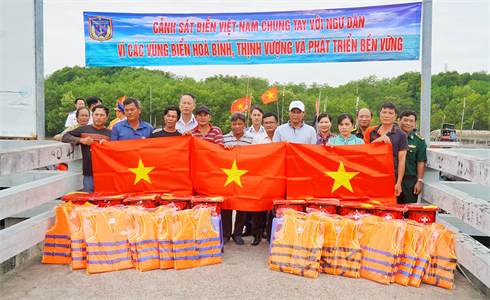 Cảnh sát biển đồng hành với ngư dân huyện Cần Giờ, Thành phố Hồ Chí Minh