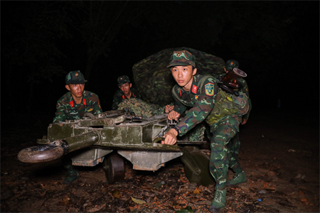 Chiến sĩ pháo binh huấn luyện đêm