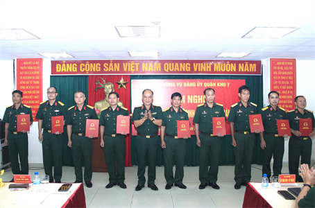 Trao quyết định điều động, bổ nhiệm cán bộ Quân đoàn 4 điều chuyển về Quân khu 7