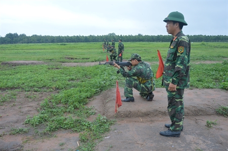 Bộ CHQS Tây Ninh tổ chức kiểm tra bắn súng AK cho quân nhân chuyên nghiệp