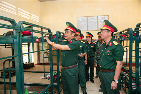 ​Thiếu tướng Hoàng Đình Chung kiểm tra công tác chuẩn bị tiếp nhận chiến sĩ mới tại Trung đoàn 271