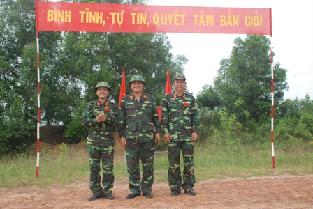 Cục Chính trị kiểm tra bắn súng AK bài 1 cho đội ngũ Quân nhân chuyên nghiệp
