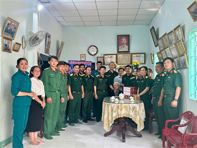 Bộ CHQS tỉnh Bình Dương thăm, tặng quà cho các Mẹ Việt Nam anh hùng tại huyện Dầu Tiếng