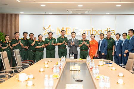 Trung tướng Nguyễn Trường Thắng, Tư lệnh Quân khu 7 thăm Công ty Metfone và Ngân hàng Thương mại cổ phần Quân đội (MB) Campuchia