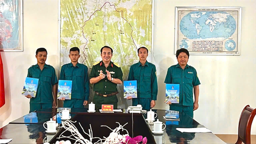 Bộ CHQS tỉnh Bà Rịa - Vũng Tàu thăm, tặng quà dân quân tự vệ có hoàn cảnh khó khăn