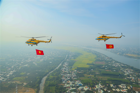 Không quân Việt Nam luyện tập treo cờ trên trực thăng