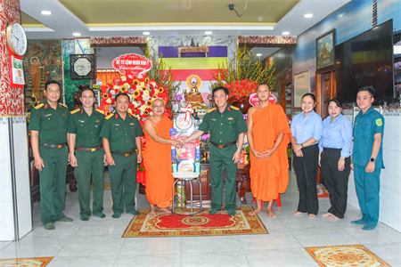 Bộ Tư lệnh Quân khu 7 chúc Tết cổ truyền Chol Thnam Thmay Chùa Candaransi và Chùa Pothiwong
