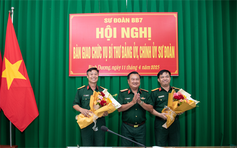 Bàn giao chức vụ Bí thư Đảng ủy, Chính ủy Sư đoàn  7