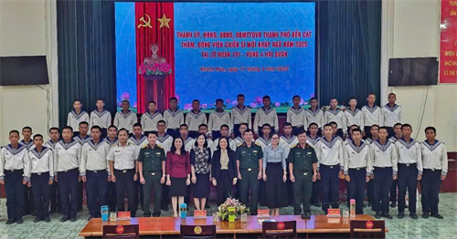 Lãnh đạo thành phố Bến Cát thăm, tặng quà 100 tân binh tại Lữ đoàn 101, Vùng 4 Hải quân