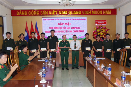 Bình Dương chúc Tết cổ truyền và tặng quà  học viên Lào, Campuchia tại Trường Sĩ quan Công binh