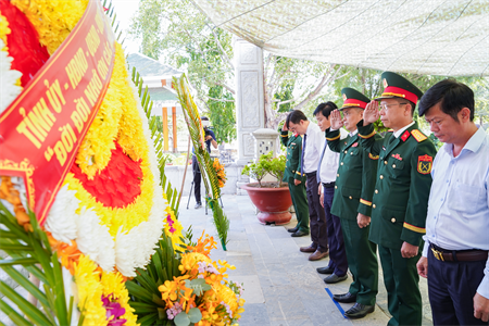 Bộ Tư lệnh Quân khu 7 viếng nghĩa trang liệt sĩ và tặng quà gia đình chính sách tại tỉnh Tây Ninh