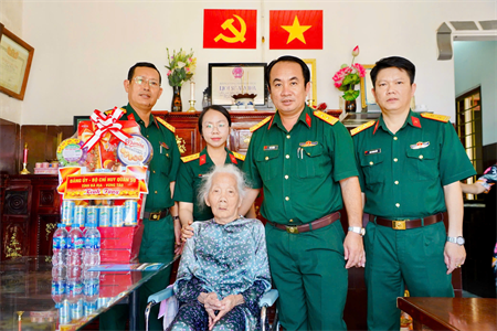 Bộ CHQS tỉnh Bà Rịa - Vũng Tàu thăm, tặng quà Mẹ Việt Nam Anh hùng