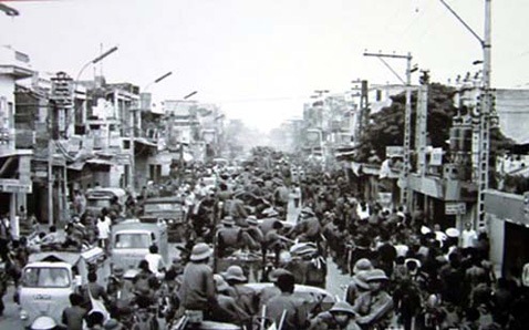 NGÀY NÀY 50 NĂM TRƯỚC: Ngày 24-4-1975, Bộ tư lệnh Miền chỉ thị Quân khu 9 phối hợp với các cánh quân tiến vào Sài Gòn