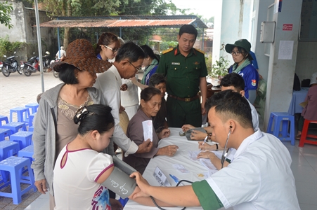 Đoàn Thanh niên LLVT tỉnh Tây Ninh phối hợp khám bệnh cho Nhân dân xã Phước Minh, huyện Dương Minh Châu