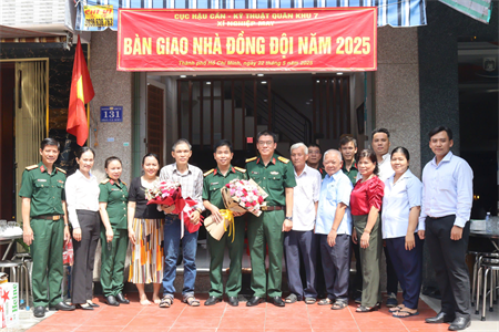 Xí nghiệp May, Cục Hậu cần - Kỹ thuật Quân khu trao tặng kinh phí sửa chữa nhà tình nghĩa quân - dân và nhà đồng đội
