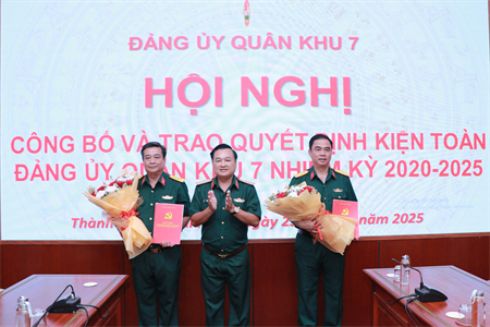 Trao quyết định kiện toàn Đảng ủy Quân khu 7 nhiệm kỳ 2020 - 2025